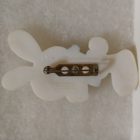 Vintage 1975 Hallmark Easter Barnaby Bunny Pin - Picture 2 of 2